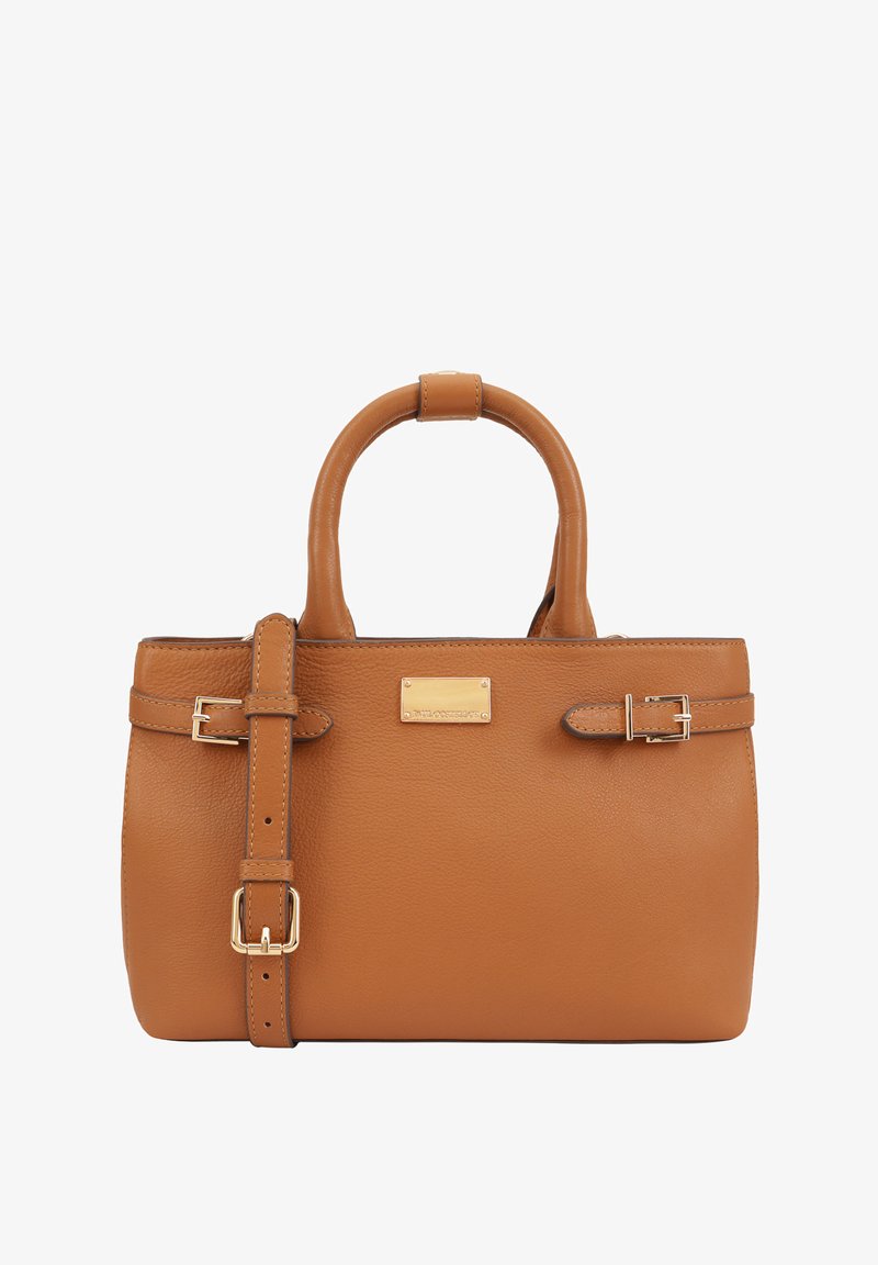 Sac à main en cuir tan avec deux poignées supérieures, une bandoulière réglable, des accents en métal doré et une forme rectangulaire. Présente une plaque de marque.