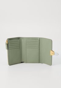 Portafoglio in pelle verde con finitura a texture, dotato di più scomparti per carte, un comparto con zip e dettagli in metallo color oro.