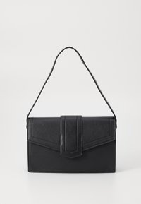 Bolso de mano de imitación cuero negro con un diseño estructurado, acentuado por un cierre de solapa y una correa de hombro delgada. Textura suave, forma rectangular.