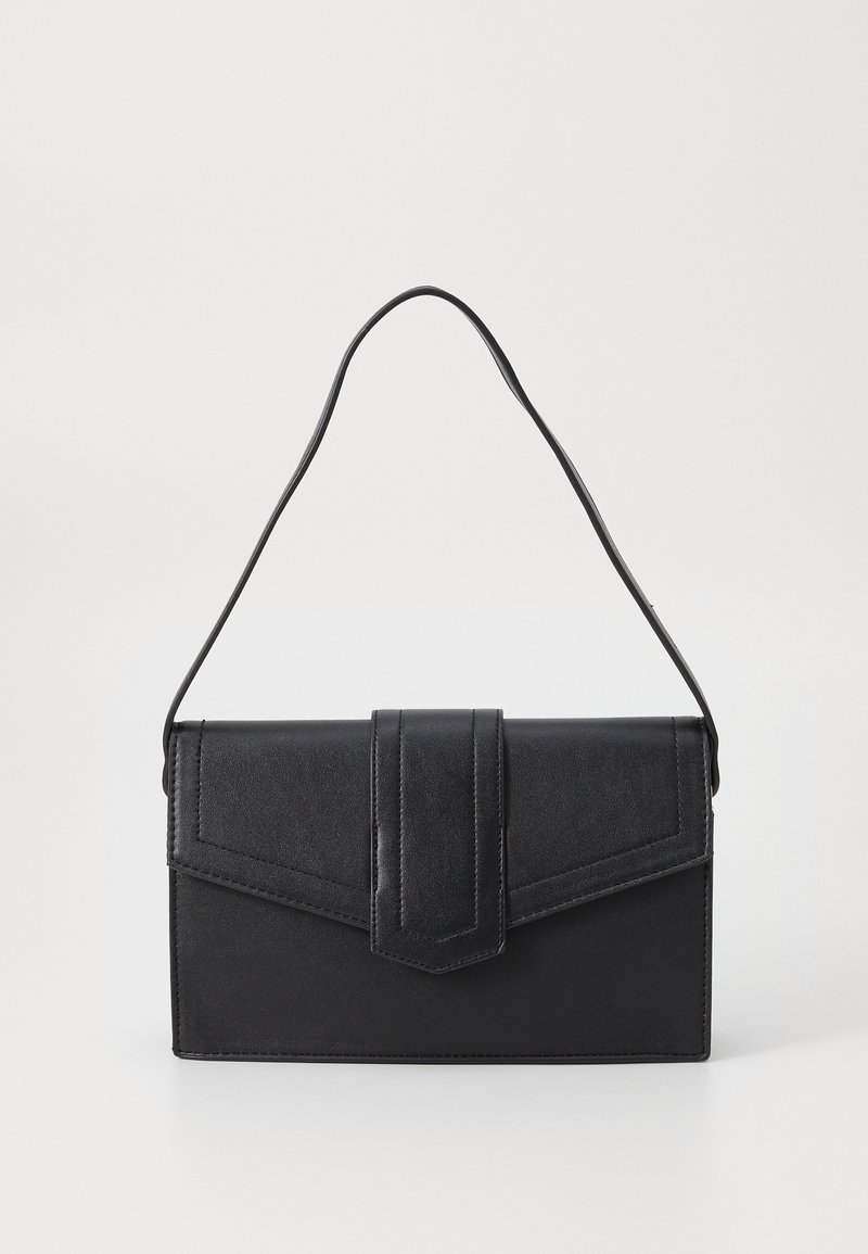 Bolso de mano de imitación cuero negro con un diseño estructurado, acentuado por un cierre de solapa y una correa de hombro delgada. Textura suave, forma rectangular.