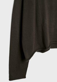 Pull en maille marron foncé, avec une coupe décontractée, un tissu texturé et un ourlet arrondi. Les manches présentent une silhouette ample et un détail de couture subtil.