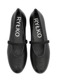 Un par de bailarinas negras de cuero tipo Mary Jane con una sola tira en la parte superior y suelas internas texturizadas, vistas desde arriba.