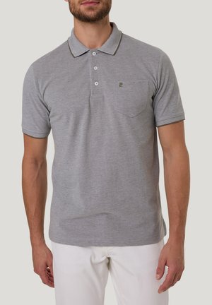 Grijze poloshirt van zachte stof met een kraag, drie-knopen sluiting en een borstzak. Kenmerkt zich door contrasterende afwerking langs de kraag.