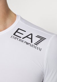 EA7 Emporio Armani VIGOR7 TEE - Sportiniai marškinėliai trumpomis rankovėmis - white