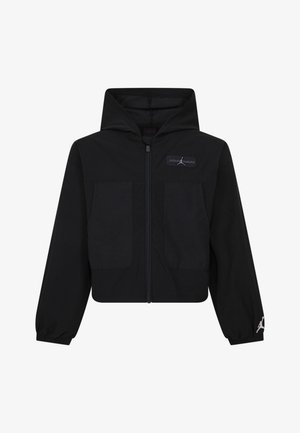 Giacca nera con cappuccio dal design cropped, due tasche frontali e polsini elasticizzati. Presenta toppe con logo sul petto e sulla manica. Tessuto morbido.