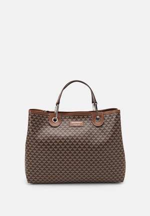 Brązowa torba typu tote marki Emporio Armani z powtarzającym się wzorem logo orła, skórzanymi uchwytami oraz metalowymi oczkami na jednolitym białym tle.