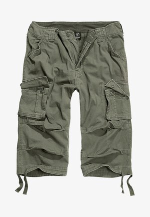 Olive zöld, pamutból készült cargo rövidnadrág, több zsebből, cipzáras sliccből és varrott részletekből áll. A nadrág szárai épp térd alatt végződnek.