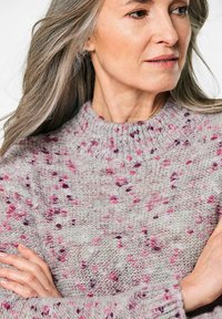 Strickpullover in Hellgrau mit rosa und lila Sprenkeln, mit hohem Kragen und strukturiertem Muster. Weiches, kuscheliges Material.