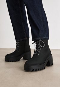 CHUNKY HEELED ZIP BOOT - Stivaletti con plateau - triple black