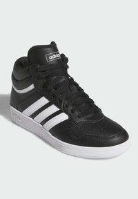 Czarne trampki typu high-top z białym wzorem w trzy paski, wykonane z syntetycznej skóry, z okrągłym noskiem, tekstylną wyściółką i gumową podeszwą.