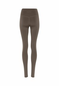 Legíny s vysokým pasem v barvě taupe s plochými švy a logem "GIRLFRIEND" na pásku, zobrazené na bílém pozadí.