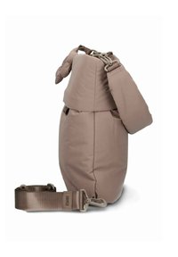 Sac matelassé beige de forme arrondie, avec fermoir en métal, bandoulière réglable et texture douce. Comprend une poche latérale.