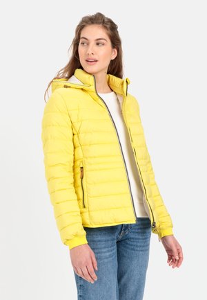 Gelbe Puffjacke mit Kapuze, die ein gestepptes Design, einen Frontreißverschluss und elastische Bündchen aufweist. Das Material wirkt glatt und leicht.