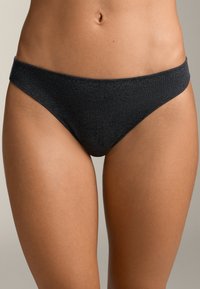 Culotte da bikini nera a coste con design a vita bassa. Texture liscia e copertura minima, con un'ampia fascia in vita.