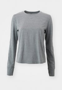 Harmaa, pitkähihainen paita, kevyt kangas. Varustettu pyöreällä pääntiellä ja rintataskun logolla. Sileä pinta ja rento istuvuus.