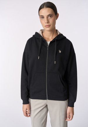 Felpa con zip nera, con cappuccio foderato in beige, tasche frontali e cordini. Presenta un logo ricamato sul petto.