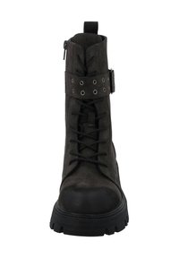 Botas de tobillo negras de ante, con un diseño de cordones, una correa con acentos metálicos y una suela de goma gruesa.
