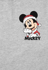 Camicia in cotone grigia con una grafica a tema natalizio di Topolino in rosso e nero, con "MICKEY" stampato sotto il design.