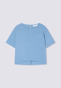 Maglietta azzurra chiara a maniche corte con scollatura rotonda e una texture delicata, dotata di un'apertura a chiave sul retro per facilitarne l'indossamento.