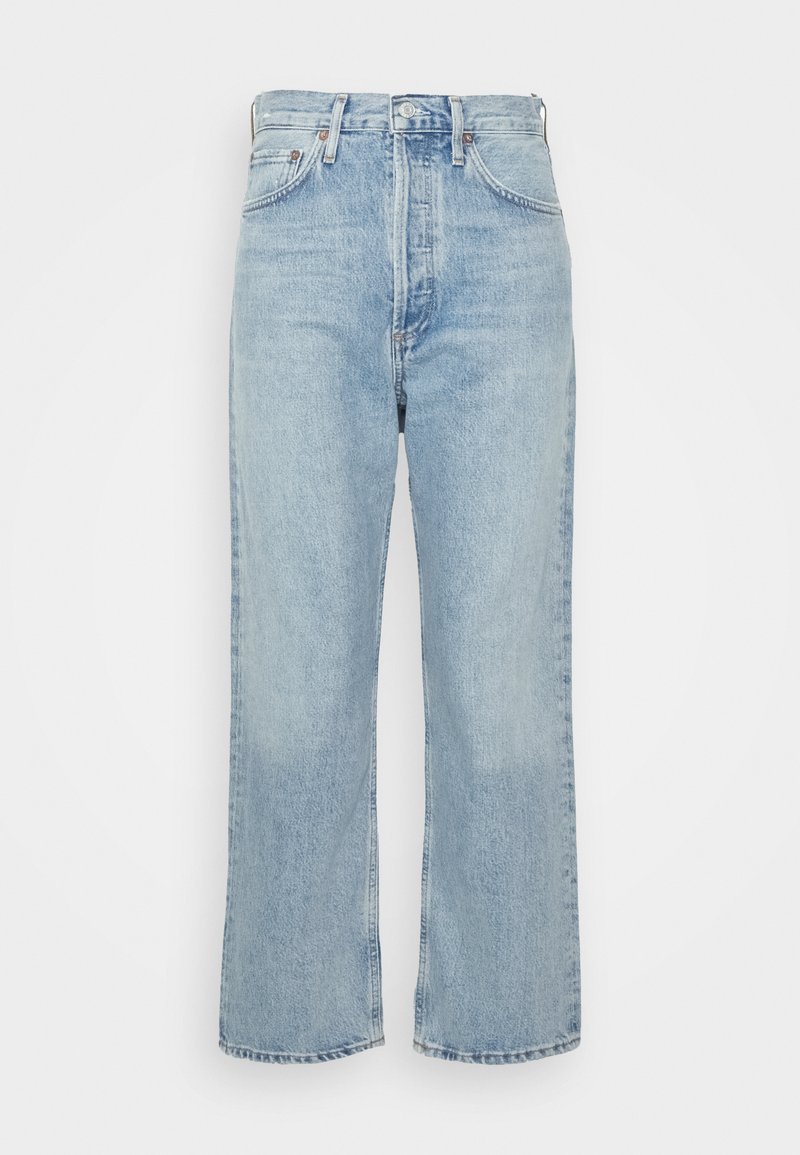 Jean en denim bleu clair avec une coupe droite, taille haute et design à cinq poches. Présente des coutures visibles et un ourlet effiloché.