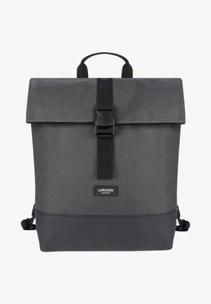 Grå rygsæk med en fold-over klap og spændeåbning. Fremstillet af slidstærkt stof med en struktureret overflade. Har en solid sort bund og logo.