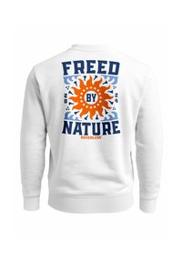Weißer Sweatshirt mit einem großen retro-inspirierten Grafik auf der Rückseite, die ein Sonnendesign in Orange und Blau zeigt, sowie dem Text "FREED BY NATURE 2024."