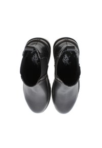 Černé kožené kotníkové boty s hladkým povrchem, elastickými postranními panely a poutky pro snadné obutí. Kulatá špička a texturovaná podešev.