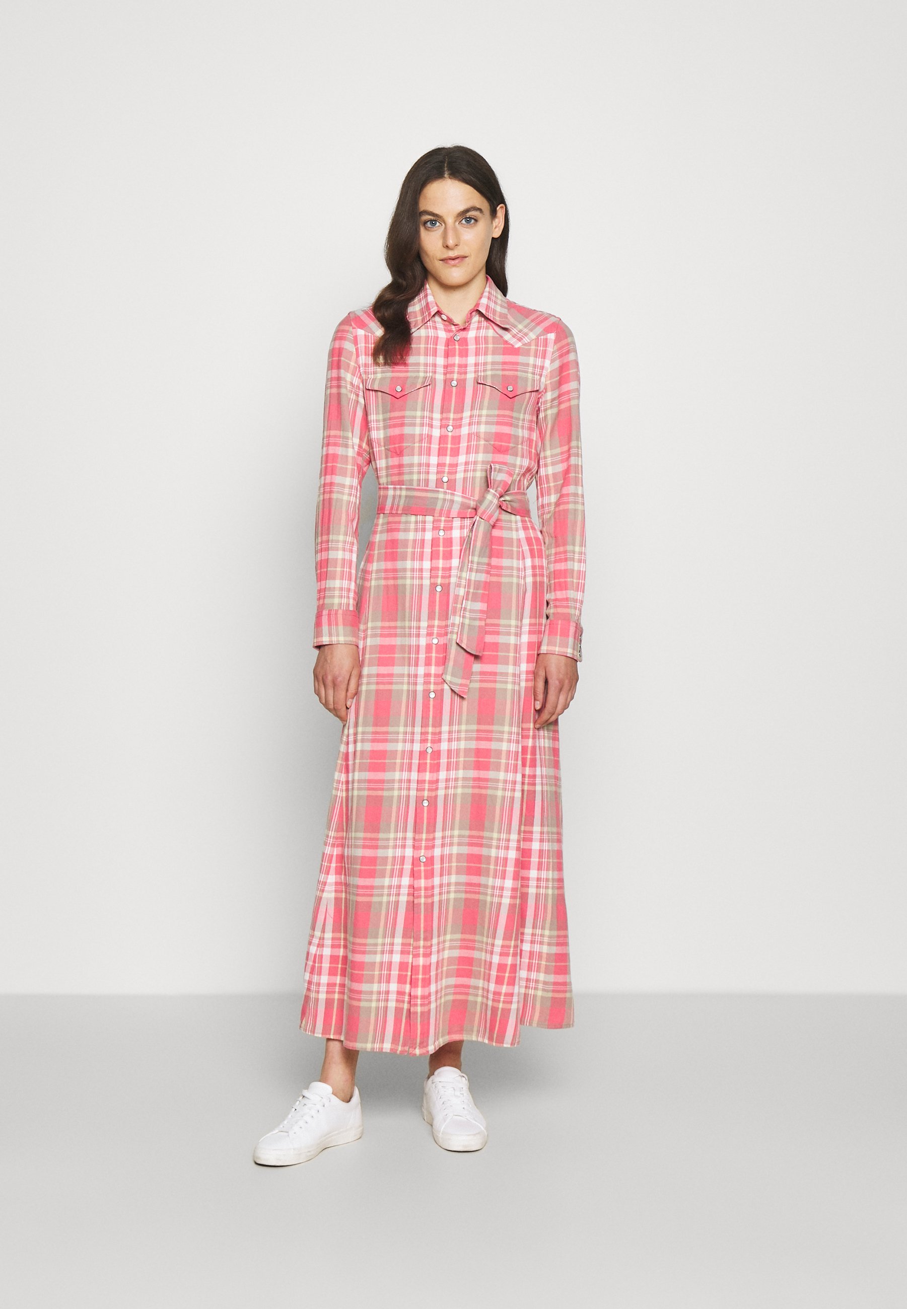 El vestido más impresionante de la nueva colección es este de lentejuelas  de Sfera de menos de 50 euros que imita uno de los mejores looks de  pasarela que recordamos en años 