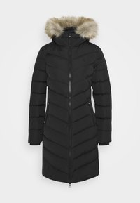 Černá péřová bunda s designem ve tvaru V, s zipovým uzávěrem, kapucí podšitou umělou kožešinou a postranními kapsami. Hladká textura, délka po kolena.