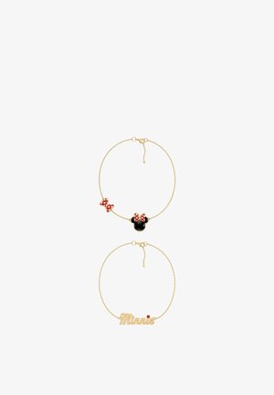 Deux bracelets chaîne en or, l’un avec une tête de Minnie Mouse et des nœuds rouges à pois, l’autre avec l’inscription « Minnie » et une pierre rouge.