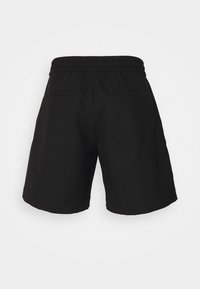 Short noir à taille élastique avec deux poches passepoilées à l'arrière, présenté sur un fond uni clair.