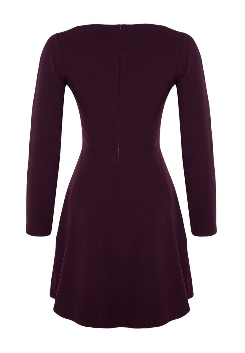 Une robe bordeaux à manches longues avec un corsage ajusté et une jupe évasée. Texture lisse, détail de fermeture éclair discrète au dos. Pas de motifs ni d'ornements visibles.