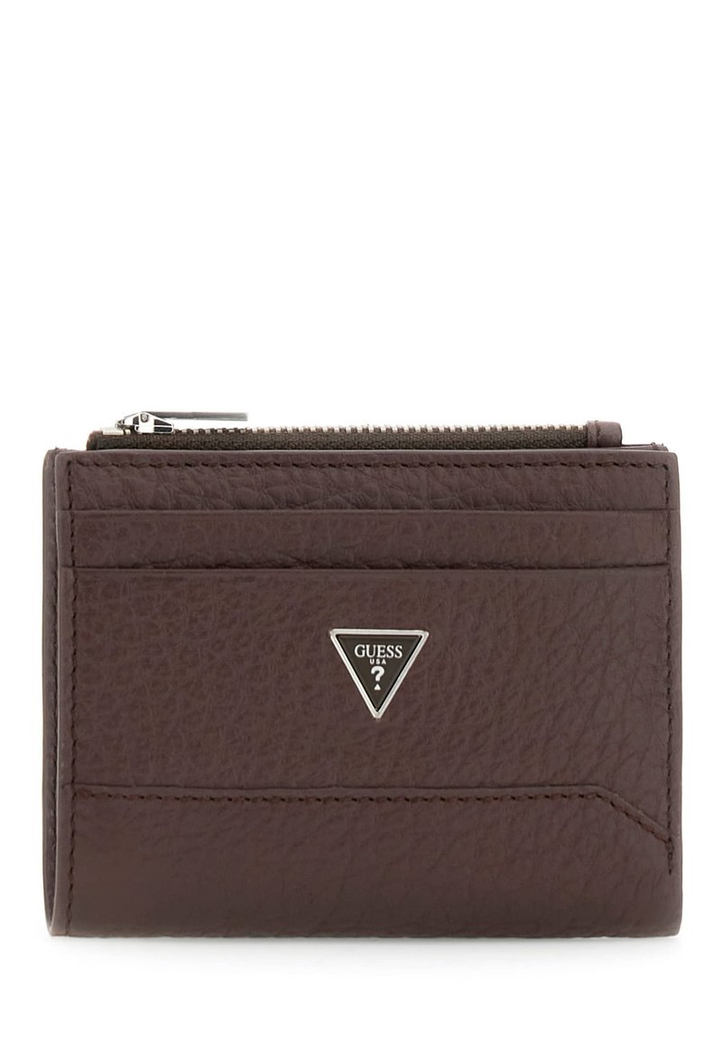 Portafoglio in pelle marrone scuro con slot per carte frontali, un scomparto con zip superiore e un logo triangolare argentato Guess USA.