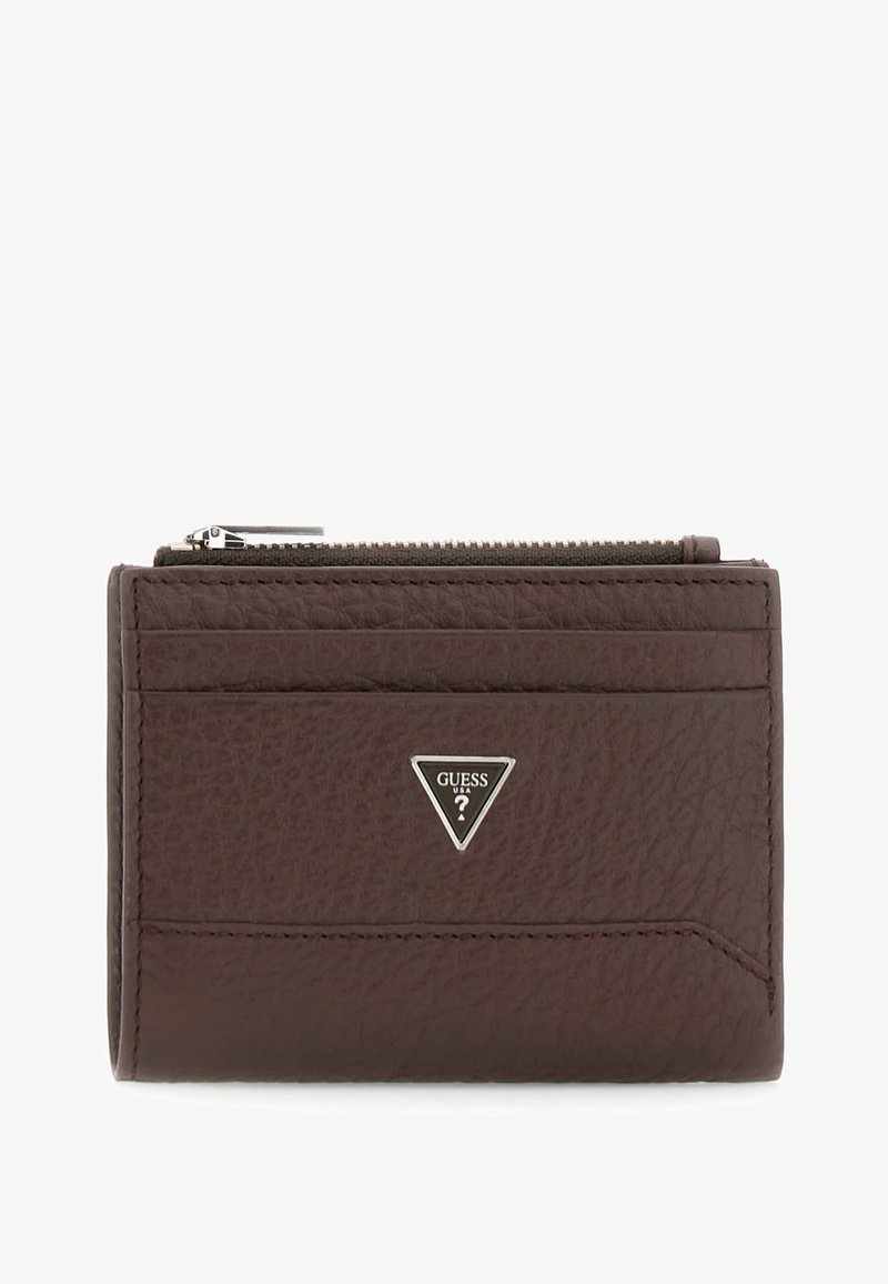 Portafoglio in pelle marrone scuro con slot per carte frontali, un scomparto con zip superiore e un logo triangolare argentato Guess USA.
