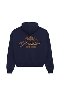 Sudadera azul marino hecha de una mezcla de algodón con un bolsillo frontal. Presenta texto en cursiva naranja "Prohibido" y "10119 BERLÍN" con un gráfico de rama de olivo.