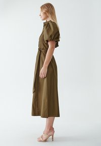 WILLA ARIANE - Vestido camisero - taupe