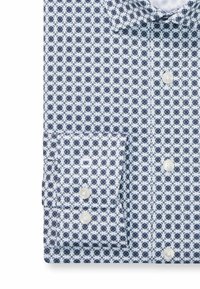 Langärmliges Hemd mit einem blau-weißen Blumenmuster, aus leichtem Stoff gefertigt, mit einem spitzen Kragen und Perlenknöpfen.