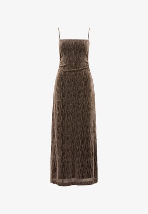Brun mid-lengde kjole laget av teksturert stoff med vertikale striper. Har tynne stropper og en tettsittende bust med en liten detalj i midjen.