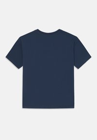 Marineblaues T-Shirt mit kurzen Ärmeln und Rundhalsausschnitt. Hergestellt aus weicher Baumwolle, verfügt es über ein einfaches, schmuckloses Design und saubere Kanten.