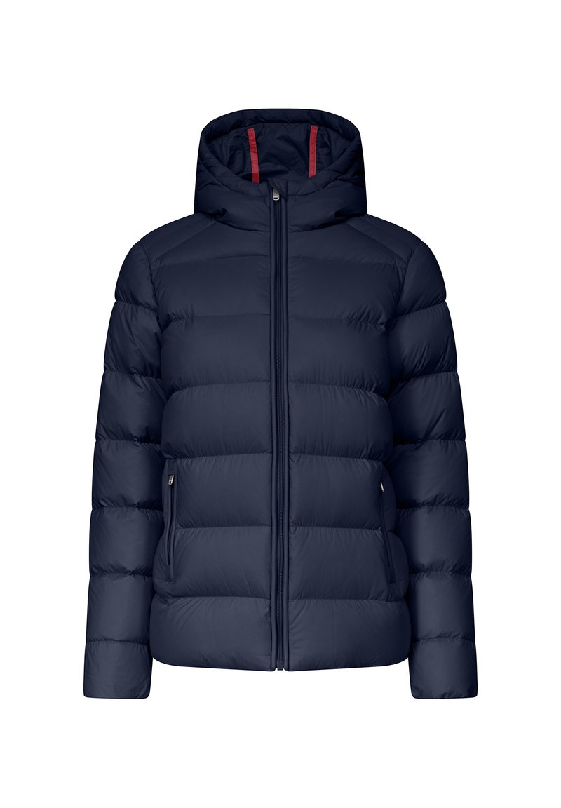 Navyblauwe gewatteerde jas met capuchon, met horizontale gestikte secties, een voorrits en twee zijzakken. Rode accenten op de capuchon.