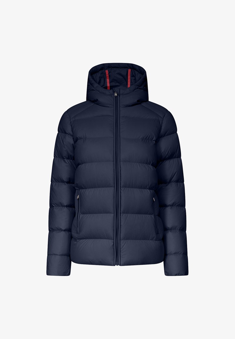 Navyblauwe gewatteerde jas met capuchon, met horizontale gestikte secties, een voorrits en twee zijzakken. Rode accenten op de capuchon.