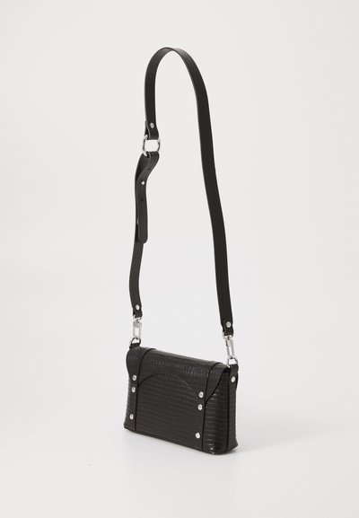 Borsa a tracolla nera in pelle sintetica con superficie testurizzata, forma rettangolare, finiture in argento e tracolla removibile.
