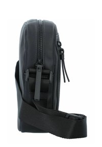 Borsa nera con cerniera, superficie texturizzata, tracolla regolabile e clip. Forma rettangolare compatta; presenta dettagli accentuati sui lati.