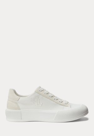 Biały niskoprofilowy sneaker z cholewką z płótna, zamszowym obcasem, sznurowany z przodu, gumową podeszwą i wytłoczonym logo "RLL" po boku.