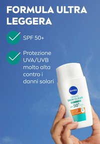 Crema solare NIVEA Derma Skin Clear SPF 50+ in un flacone cilindrico bianco con dettagli verdi acqua e logo blu. Texture liscia, formula leggera.