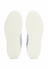 Suola di sneakers blu con un motivo in gomma bianca testurizzato; logo visibile sulla suola.