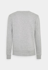 Sweat-shirt gris clair à manches longues avec poignets et ourlet côtelés, vu de dos sur un fond blanc uni.
