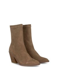 Botas de tobillo de ante marrón con punta afilada y tacón cónico. Presentan costuras mínimas y una textura suave.