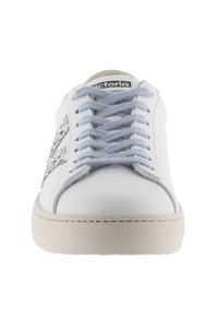 Sneaker di cuoio bianco con accenti di glitter argento, lacci azzurri chiari e suola testurizzata. Presenta un colletto imbottito e un'etichetta con il logo.