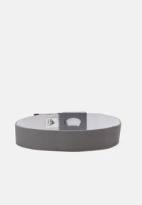 Grå vævet bælte med flad design, der har en glat metallisk spænde og et lille hul til justering. Mærket indeni angiver brandet.